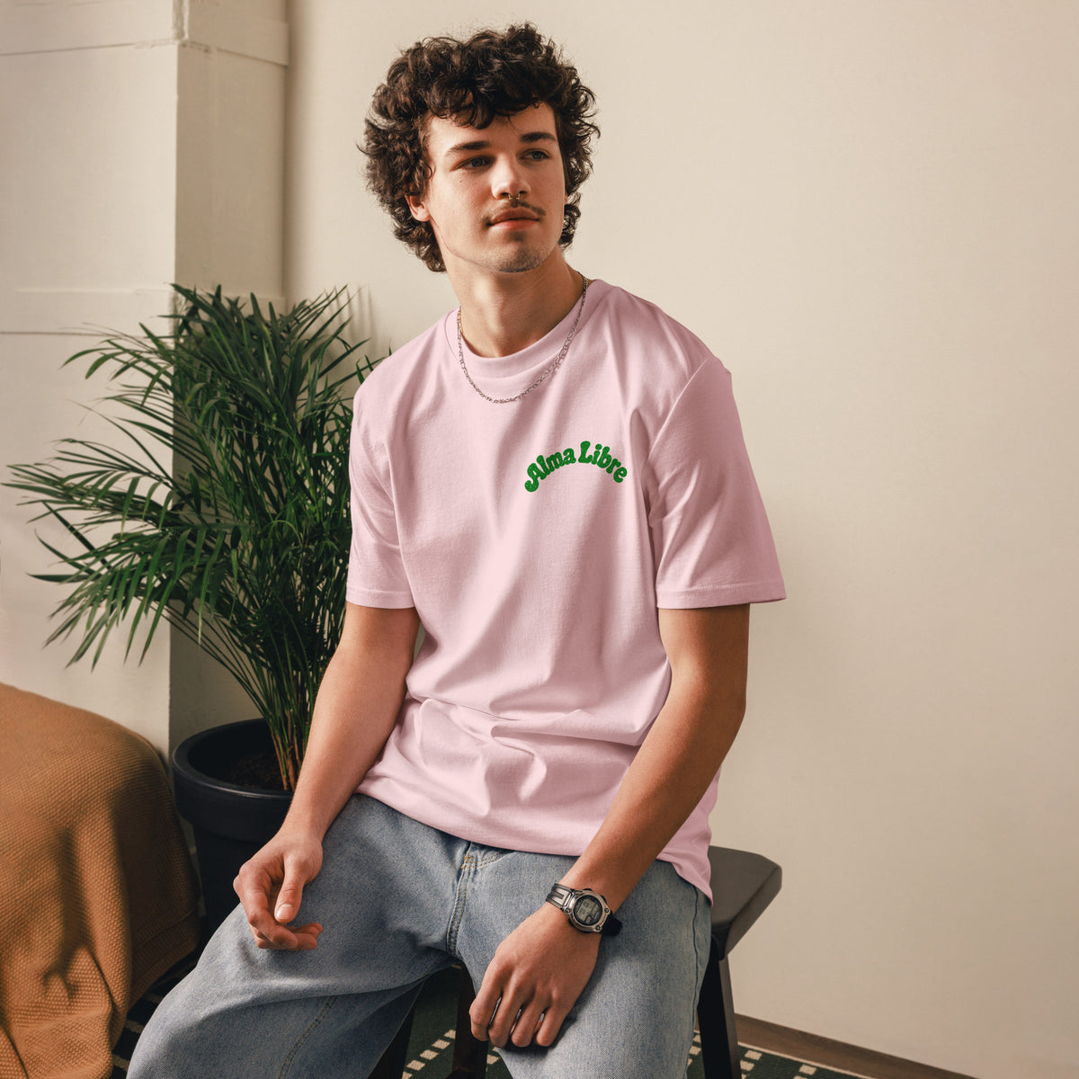 Modelo masculino con camiseta rosa claro de corte unisex en algodón sostenible
