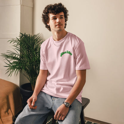 Modelo masculino con camiseta rosa claro de corte unisex en algodón sostenible
