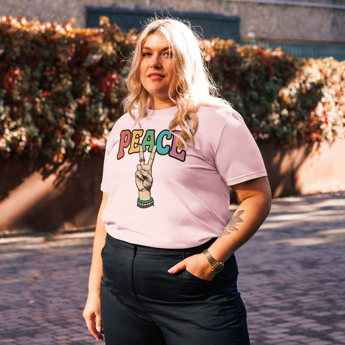 Estilo casual de verano con camiseta rosa de algodón orgánico

