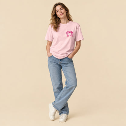 Chica vistiendo camiseta rosa de corte unisex en algodón sostenible

