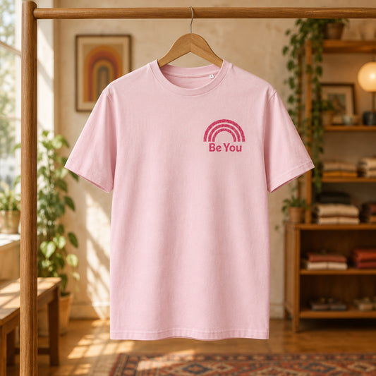 Camiseta rosa pastel de algodón orgánico con diseño minimalista de arcoíris y texto Be You Melian Vintage
