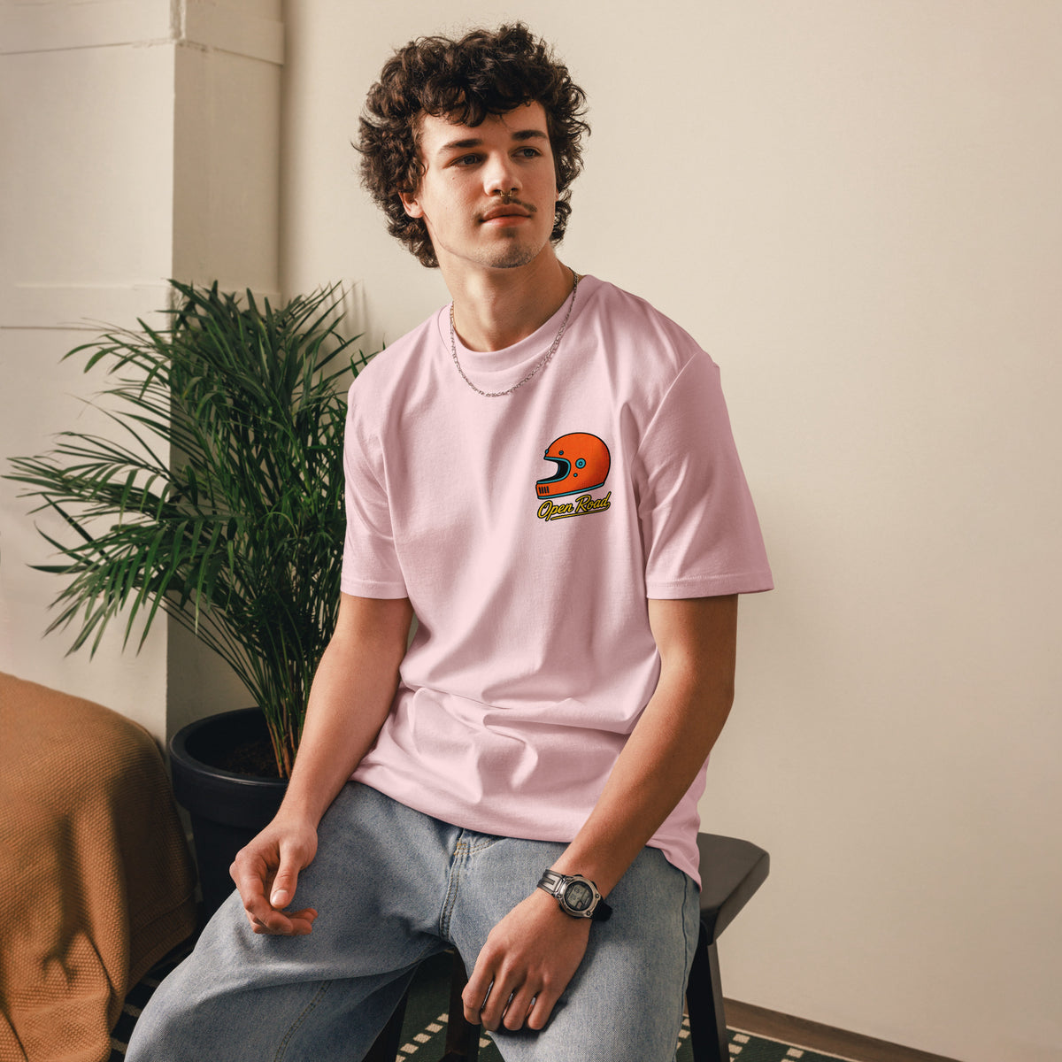 Modelo masculino con camiseta rosa claro de corte unisex Melian Vintage
