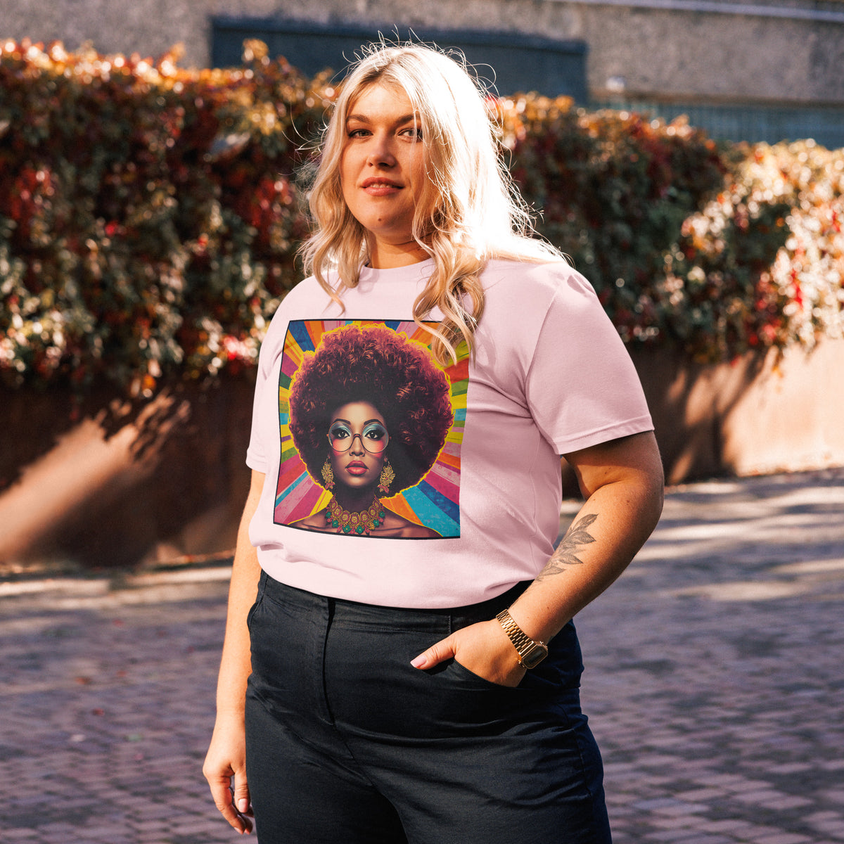Estilo urbano y colorido con camiseta unisex de diseño setentero
