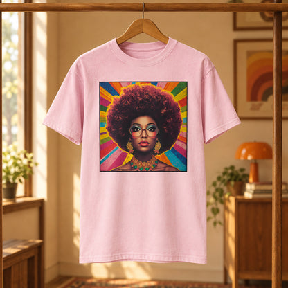 Camiseta rosa de algodón orgánico con ilustración pop art de mujer afro Soul Diva Melian Vintage colgafda en percha de madera
