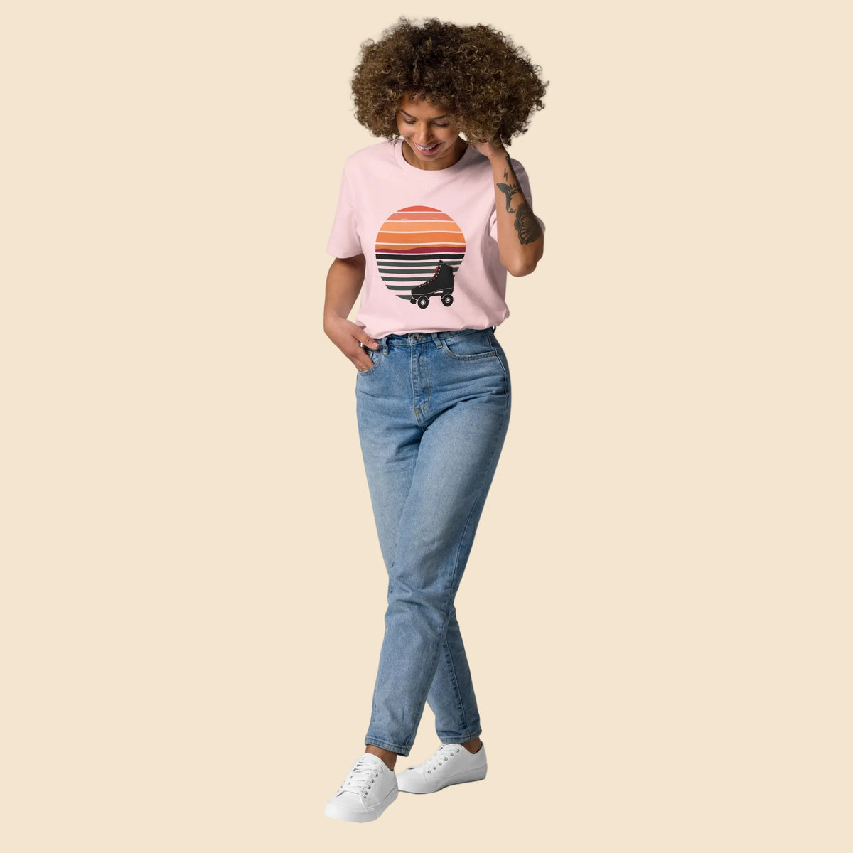 Look casual de patinadora con camiseta rosa de corte unisex años 70
