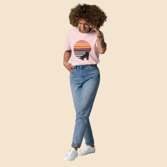 Look casual de patinadora con camiseta rosa de corte unisex años 70
