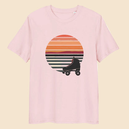 Camiseta rosa estampada con ilustración de patín de cuatro ruedas y puesta de sol a rayas
