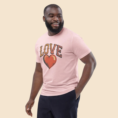 Estilo streetwear casual con camiseta rosa pastel estampada
