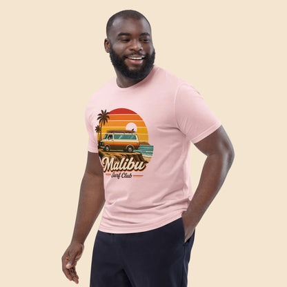 Hombre con camiseta de estilo costero retro colección Road Trip Americana
