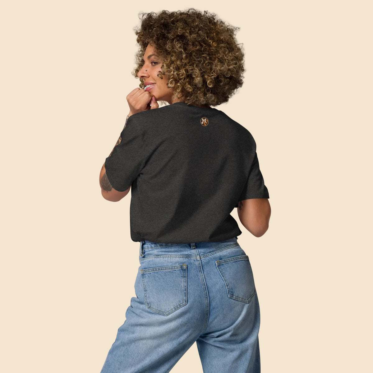 Corte medio y ajuste de camiseta unisex sostenible Melian Vintage
