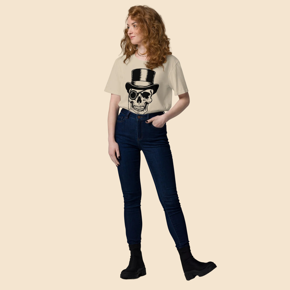 Modelo femenina con camiseta unisex Gentleman Skull estilo vintage gótico
