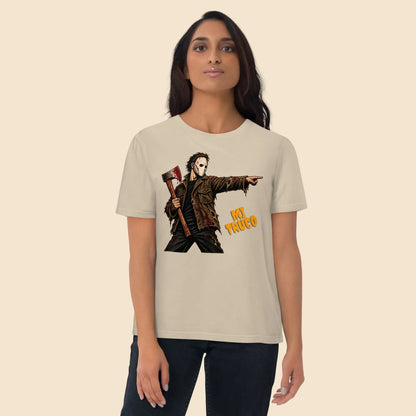 Chica vistiendo camiseta unisex con diseño slasher de los años 80
