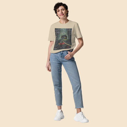 Chica vistiendo camiseta unisex color arena diseño cabaña de terror analógico
