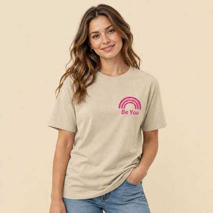 Look casual con camiseta beige diseño retro minimalista Be You
