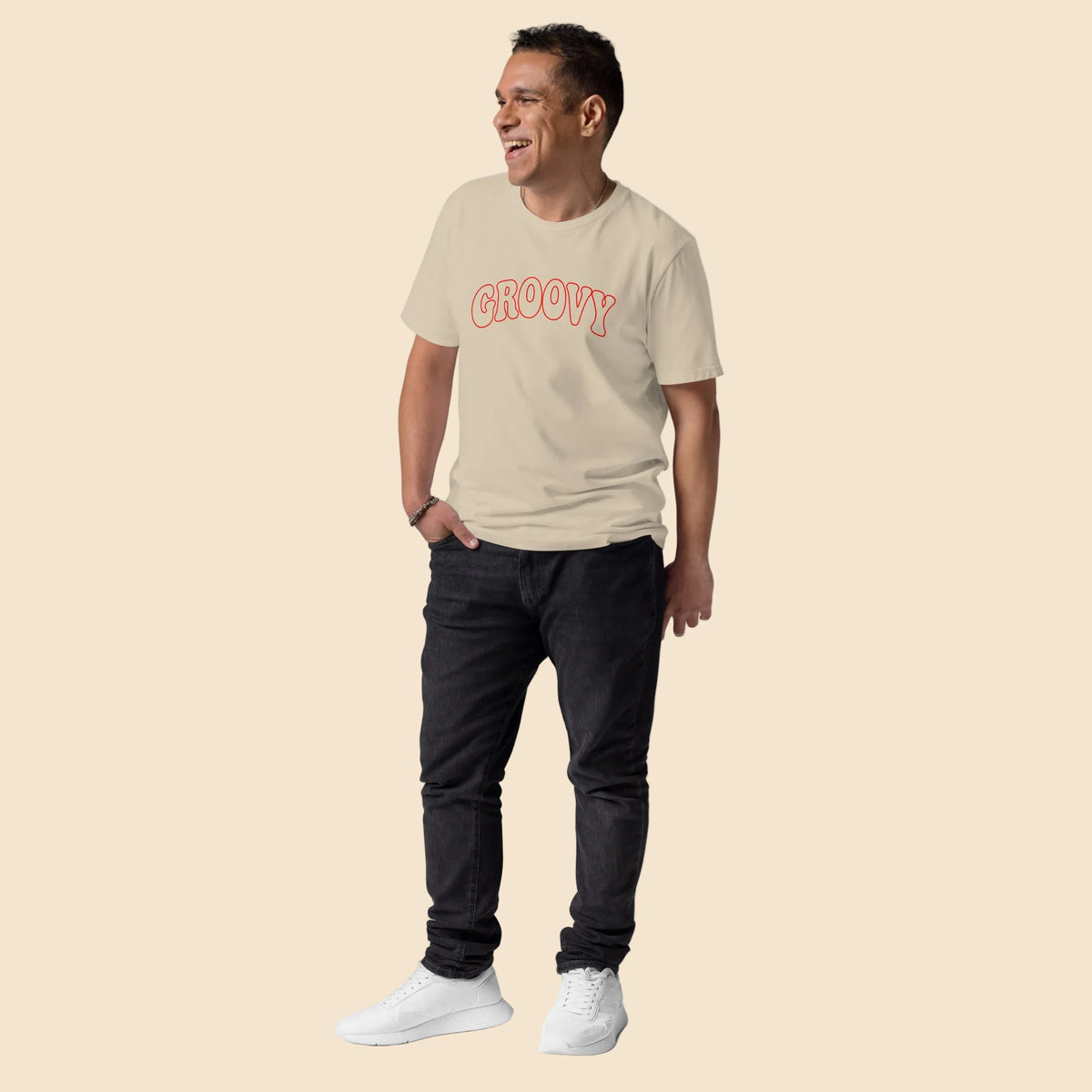 Modelo masculino con camiseta beige diseño retro bubble font Melian Vintage
