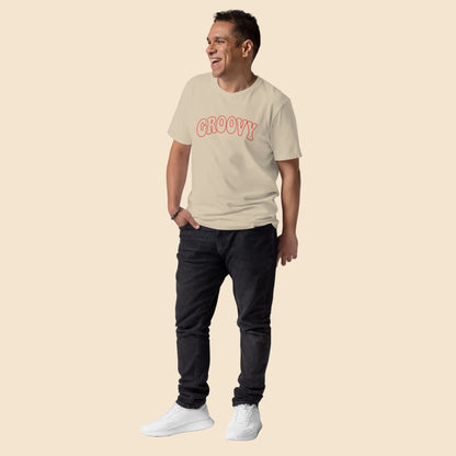 Modelo masculino con camiseta beige diseño retro bubble font Melian Vintage
