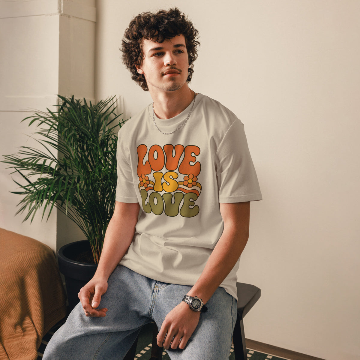 Hombre vistiendo camiseta beige de corte unisex con diseño retro Love is Love
