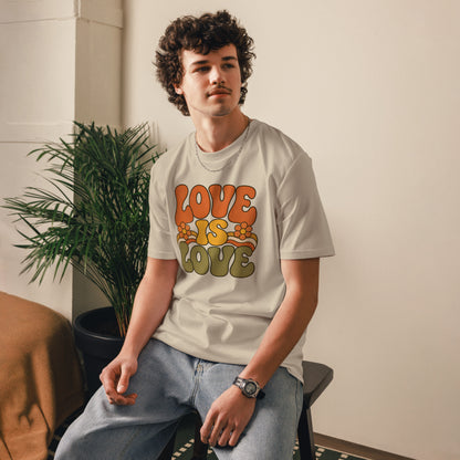 Hombre vistiendo camiseta beige de corte unisex con diseño retro Love is Love
