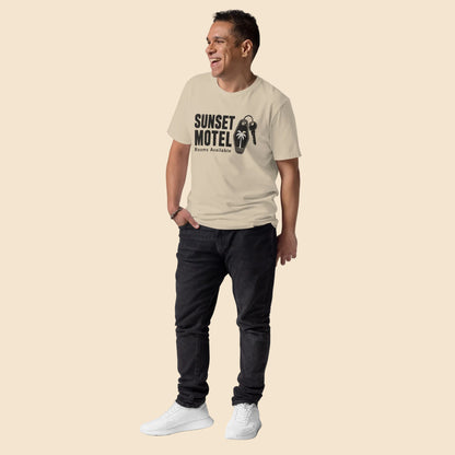 Hombre vistiendo camiseta beige de corte unisex colección Road Trip Americana
