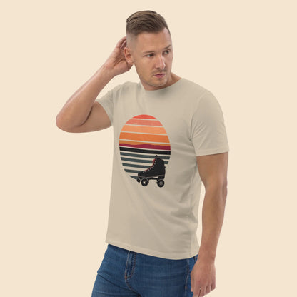 Hombre vistiendo camiseta beige de algodón sostenible colección California Vintage
