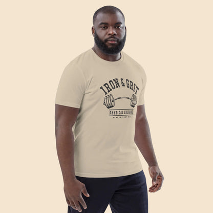 Hombre con camiseta beige diseño retro powerlifting y cultura física

