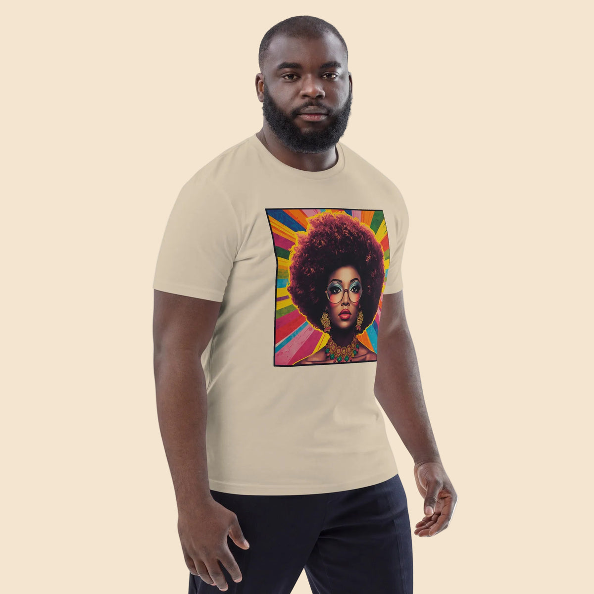 Hombre vistiendo camiseta beige de corte unisex colección Soul & Funk
