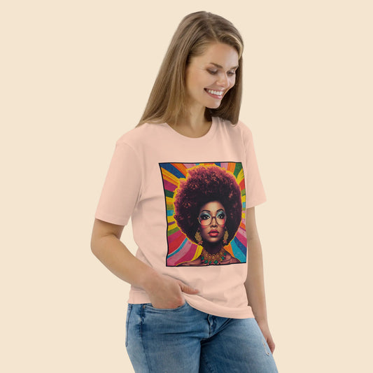 Look retro femenino con camiseta color melocotón diseño afro años 70
