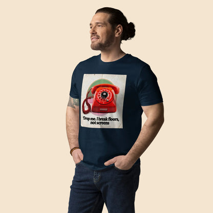 Hombre con camiseta azul marino diseño nostálgico colección Objetos Retro
