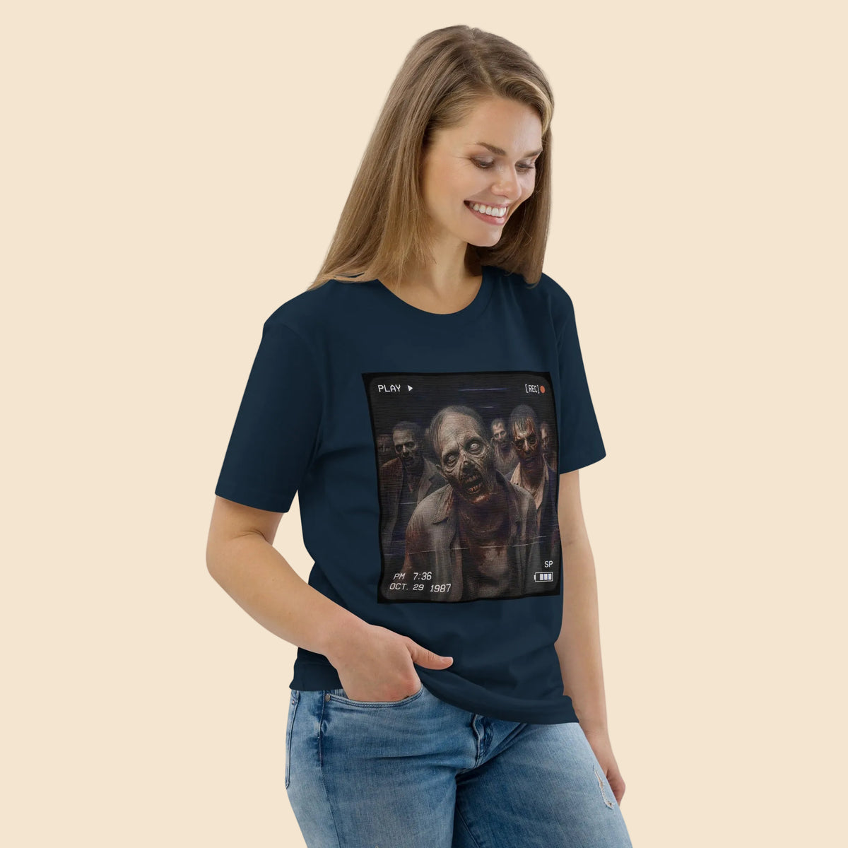 Chica vistiendo camiseta azul con diseño de terror vintage de los años 80
