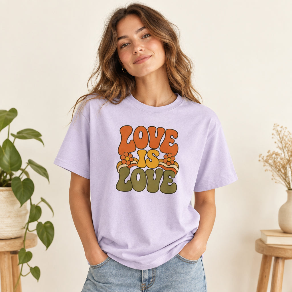 Mujer con Camiseta color lavanda de algodón orgánico con gráfico setentero Love is Love Melian Vintage
