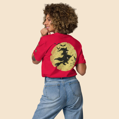 Look femenino con camiseta roja y diseño de bruja agrietada estilo Halloween vintage
