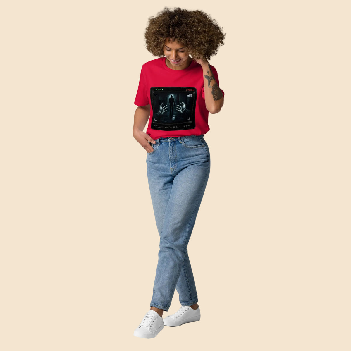 Chica vistiendo camiseta retro horror Live Feed estilo vintage años 80
