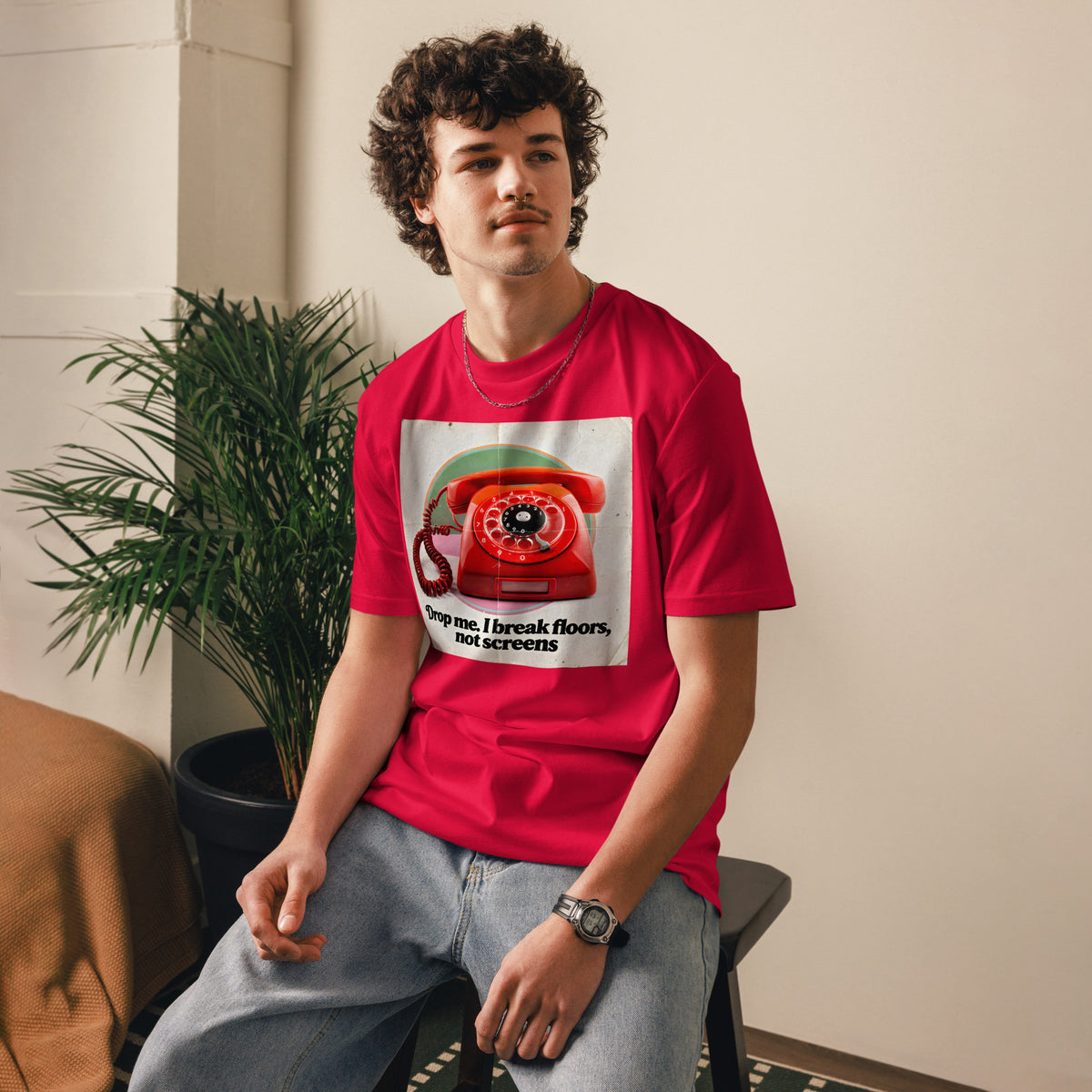 Look casual de corte unisex con camiseta roja estampada Melian Vintage
