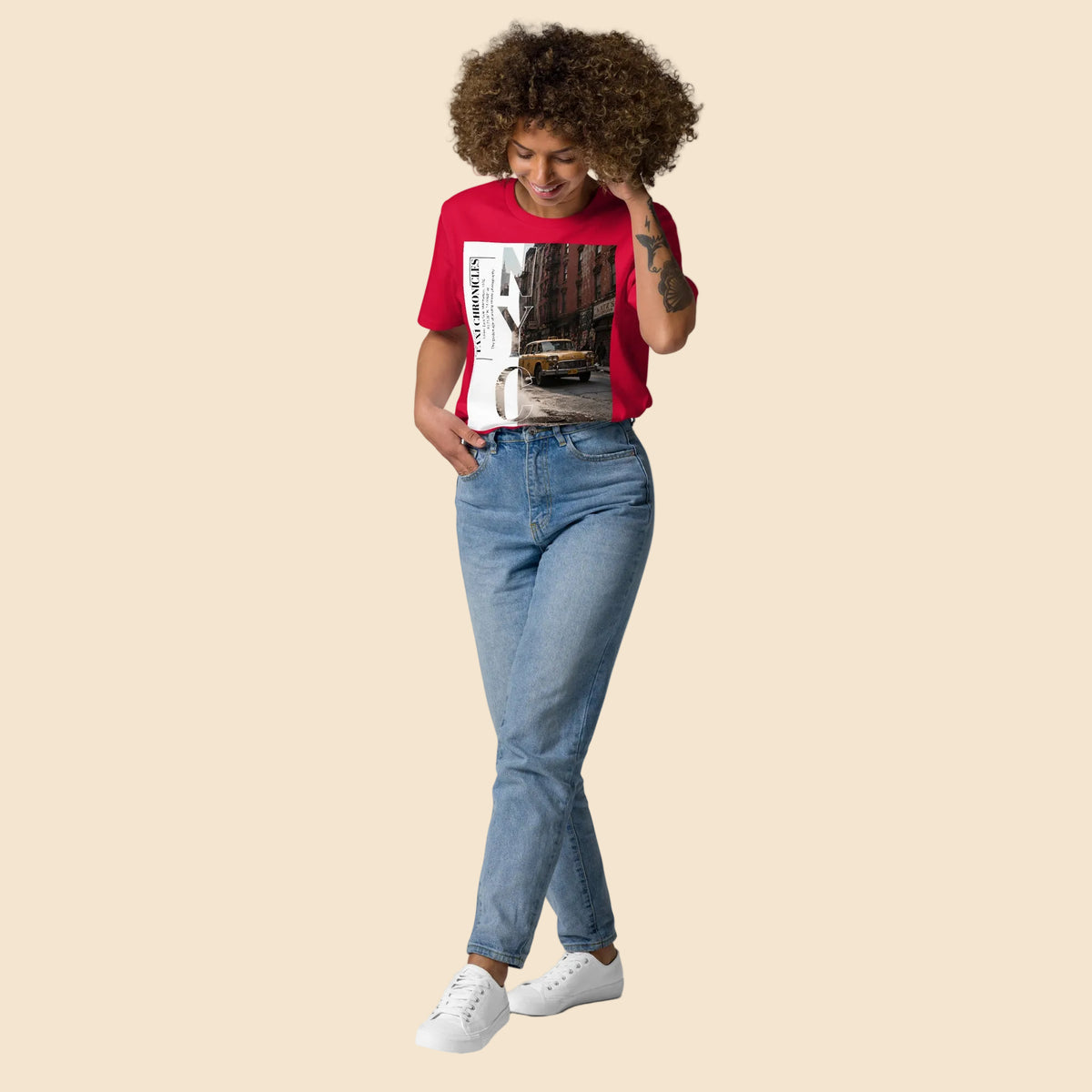 Look urbano con camiseta roja de corte unisex colección NYC Vintage
