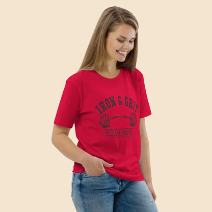 Mujer vistiendo camiseta roja de entrenamiento clásico colección Gym Culture
