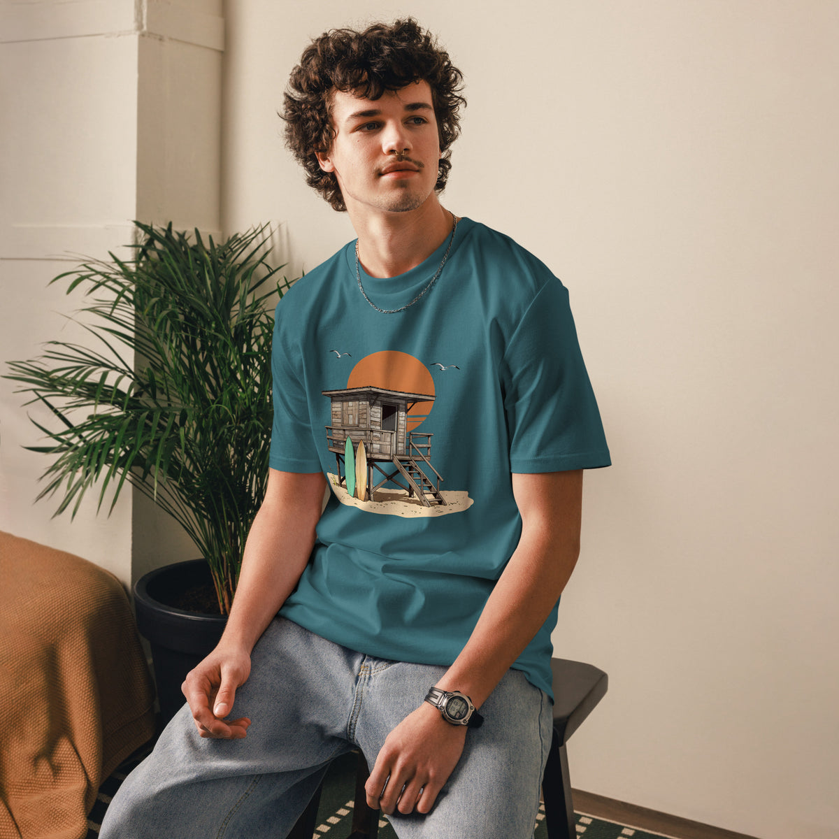 Look casual costero con camiseta unisex diseño atardecer retro en la playa
