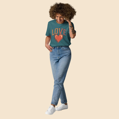 Chica vistiendo camiseta azul petróleo con estampado vintage de amor
