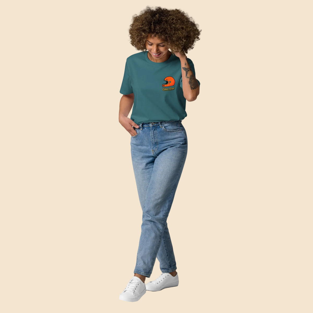 Chica vistiendo camiseta de algodón sostenible diseño retro de aventura y motor
