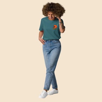 Chica vistiendo camiseta de algodón sostenible diseño retro de aventura y motor
