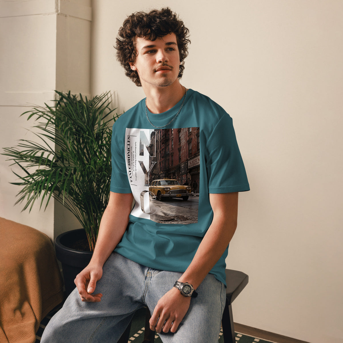 Modelo masculino en camiseta azul petróleo con estampado de fotografía analógica
