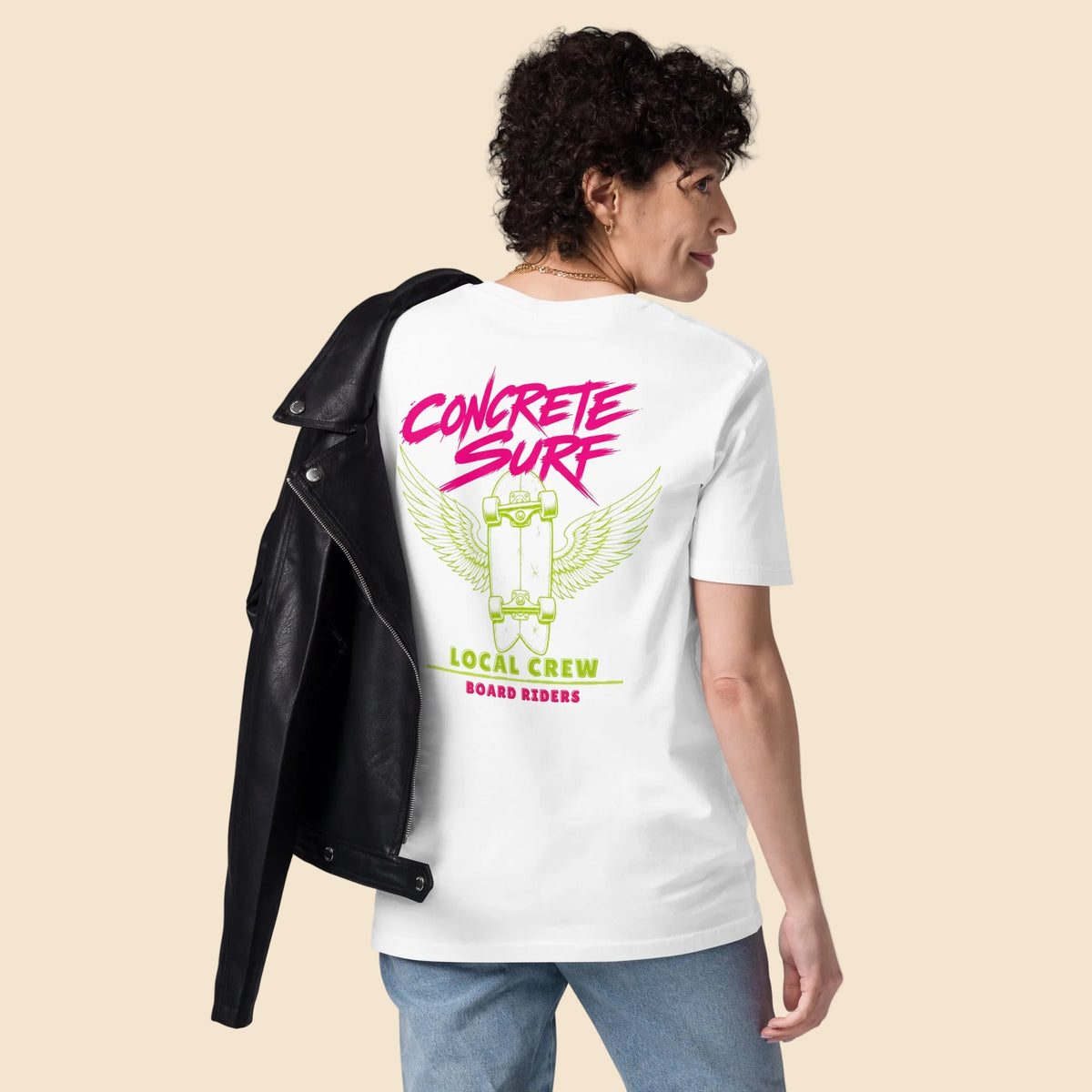 Estilo streetwear retro con camiseta blanca estampada Melian Vintage
