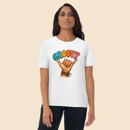 Estilo casual playero con camiseta blanca de corte unisex años 70
