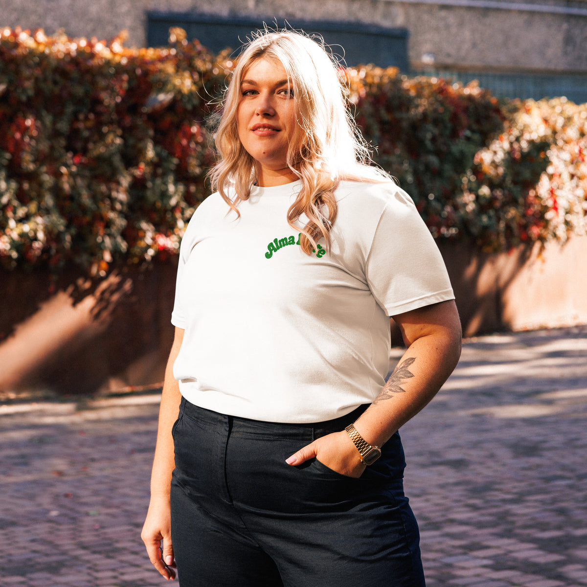 Estilo casual diario con camiseta blanca estampada Melian Vintage
