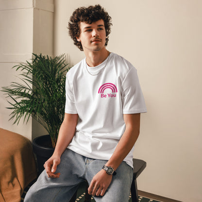 Modelo masculino con camiseta blanca estampada estilo retro y mensaje positivo
