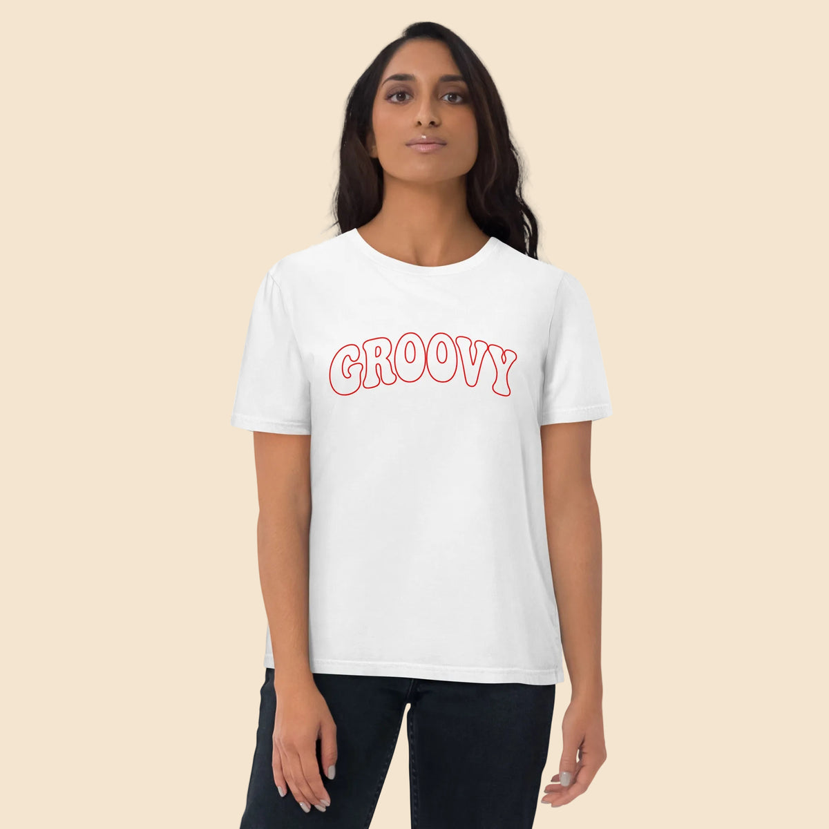 Estilo festivalero y corte unisex con camiseta blanca estampada años 70
