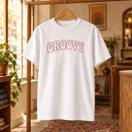 Camiseta blanca de algodón orgánico con tipografía roja en arco Groovy Melian Vintage sobre percha de madera
