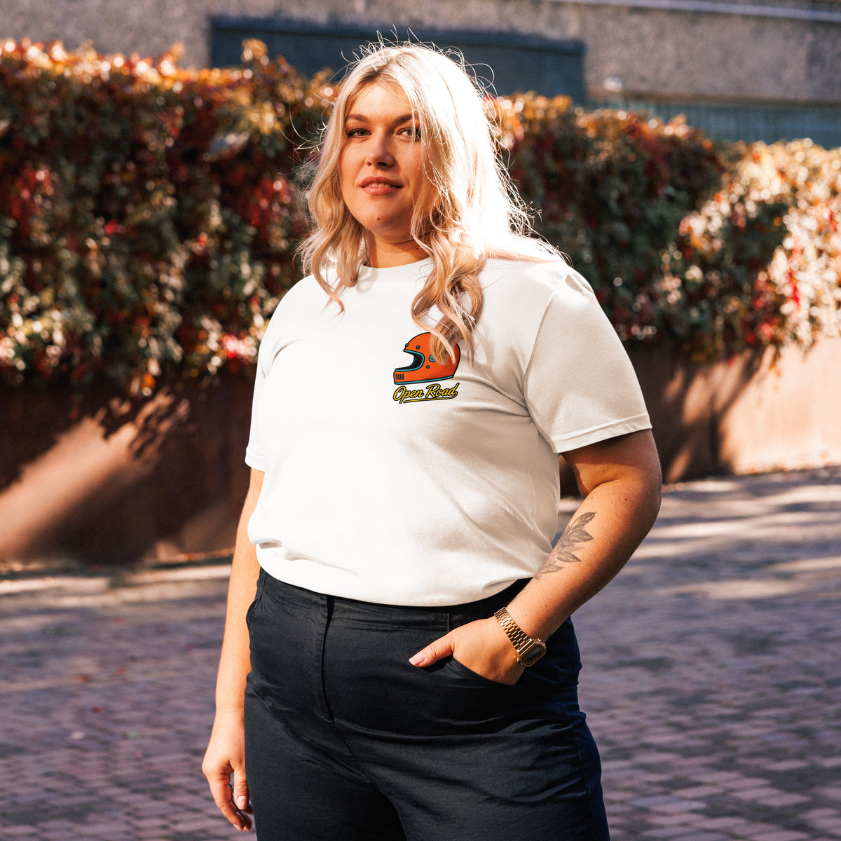 Estilo casual de viaje con camiseta blanca estampada colección Aventuras
