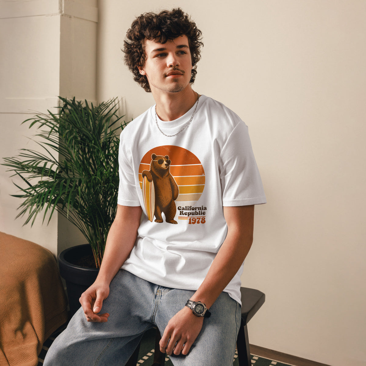 Modelo masculino con camiseta de algodón sostenible y gráfico retro de surf años 70
