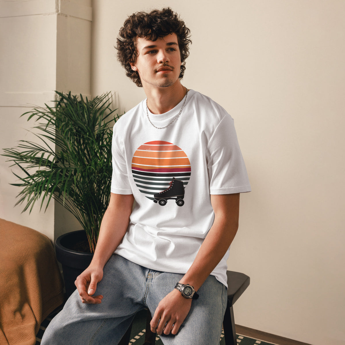Modelo masculino con camiseta de diseño retro roller skate colección Cultura Skate
