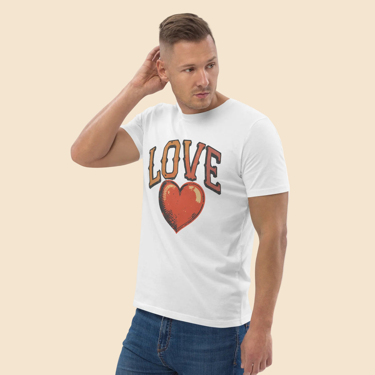 Hombre vistiendo camiseta blanca con diseño retro de corazón colección Love Collection

